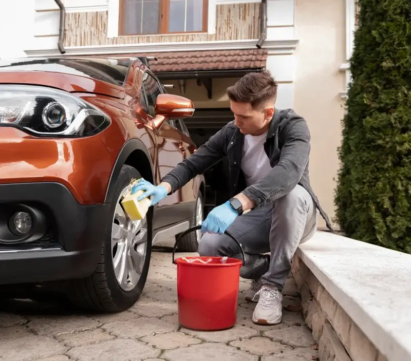 Lavage auto à domicile Épiais-Rhus : professionnel intervenant sur un véhicule